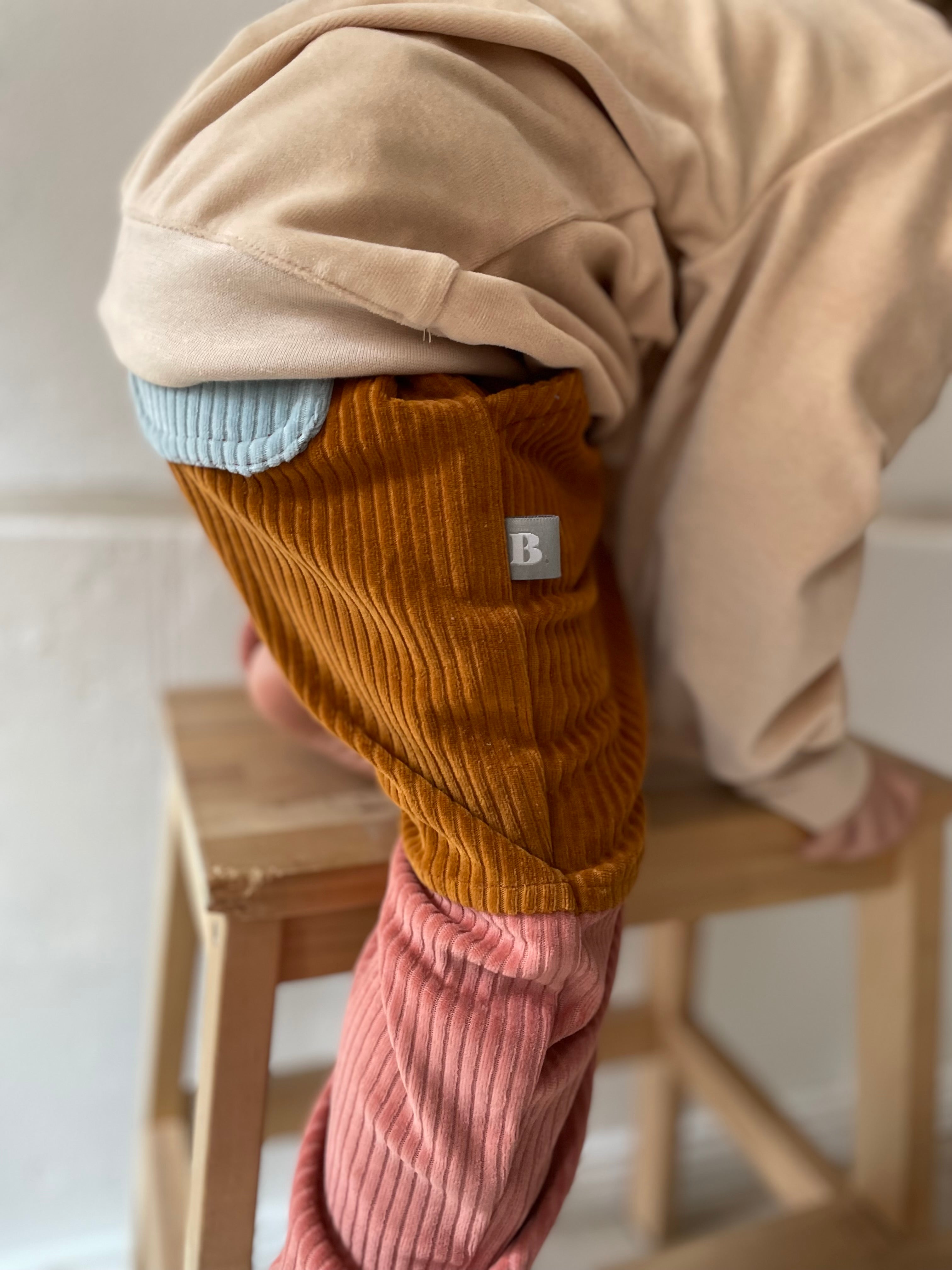 Faire Biobabymode mitwachsende Kinderhose Blassrot Rost Eisblau I BARNBUX