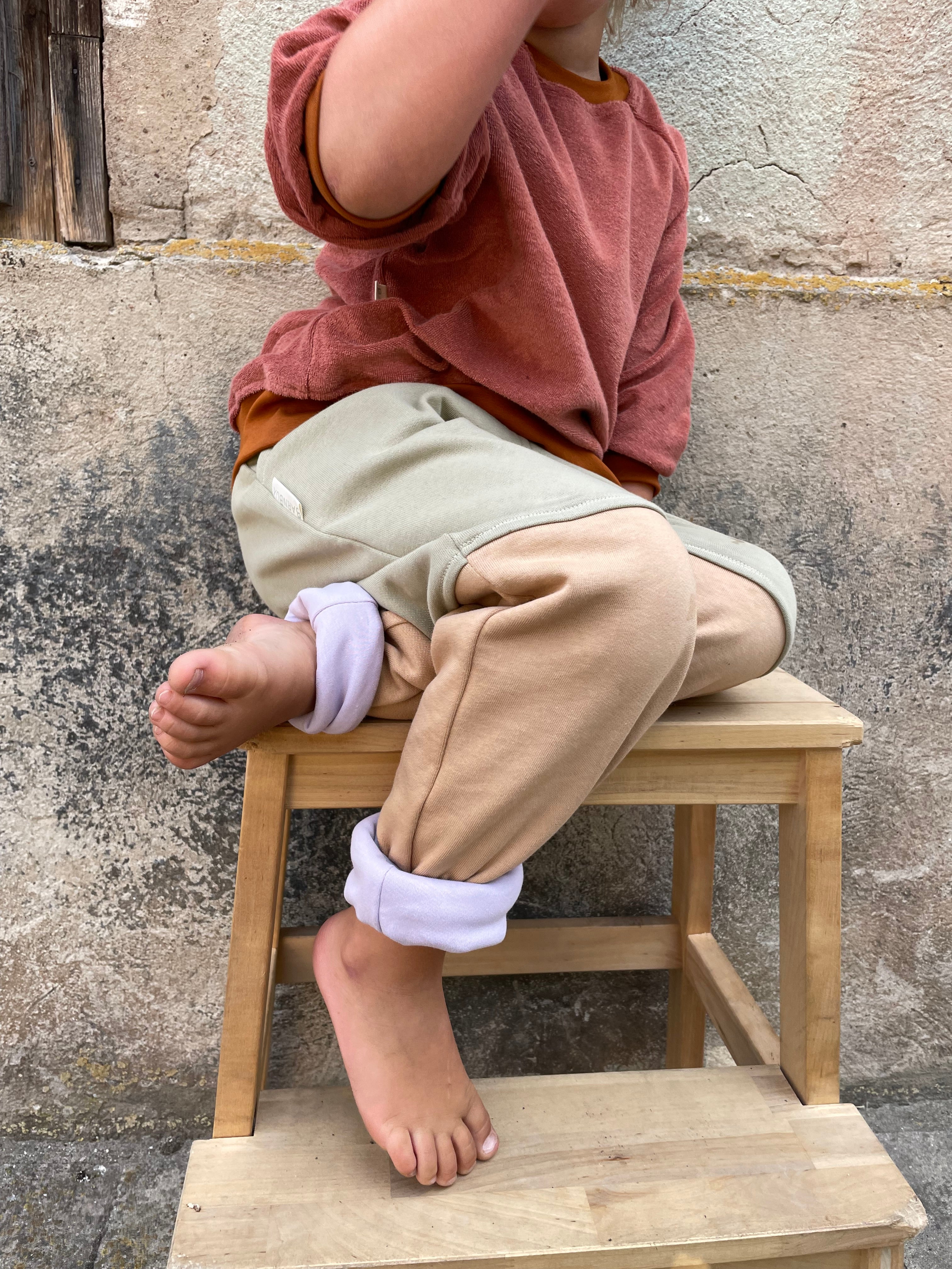 BARNBUX mitwachsende Kinderhose Kuschelsweat Pistazie Lavendel