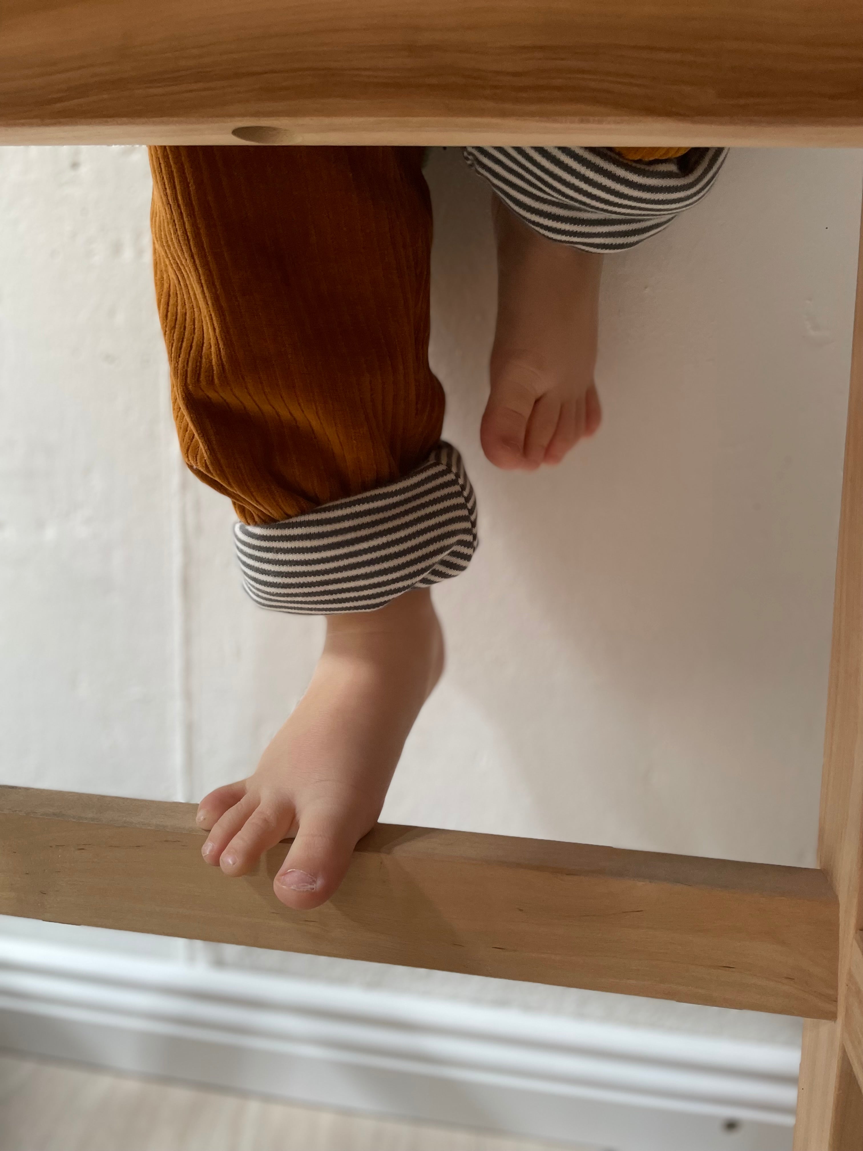 Faire Kinderkleidung mitwachsende Kinderhose Rost Ringel | BARNBUX