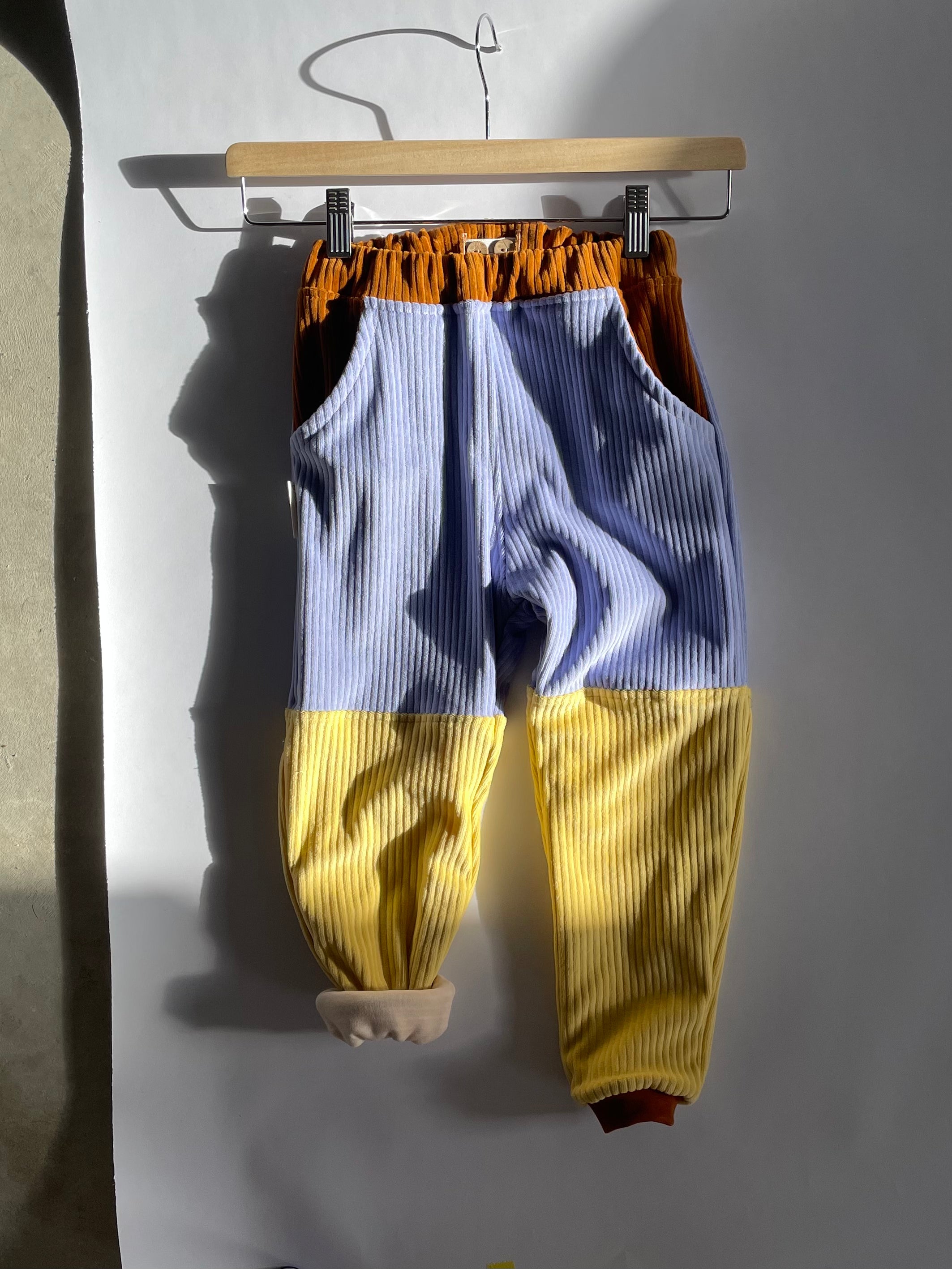 Mitwachsende Kinderhose Cordnicki Lavendel Honig