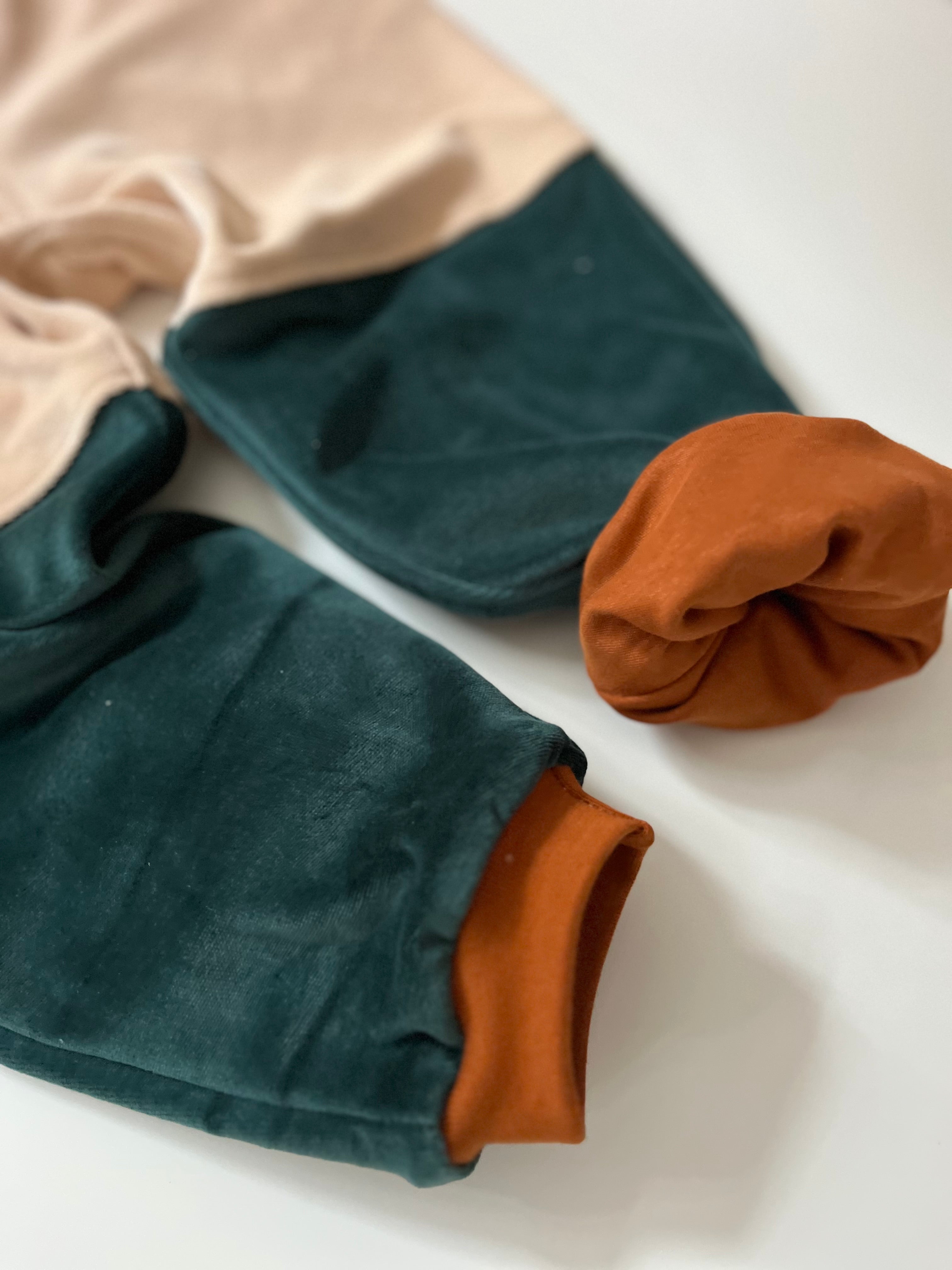 mitwachsende Kinderhose Colorblock Natur Flaschengrün I BARNBUX