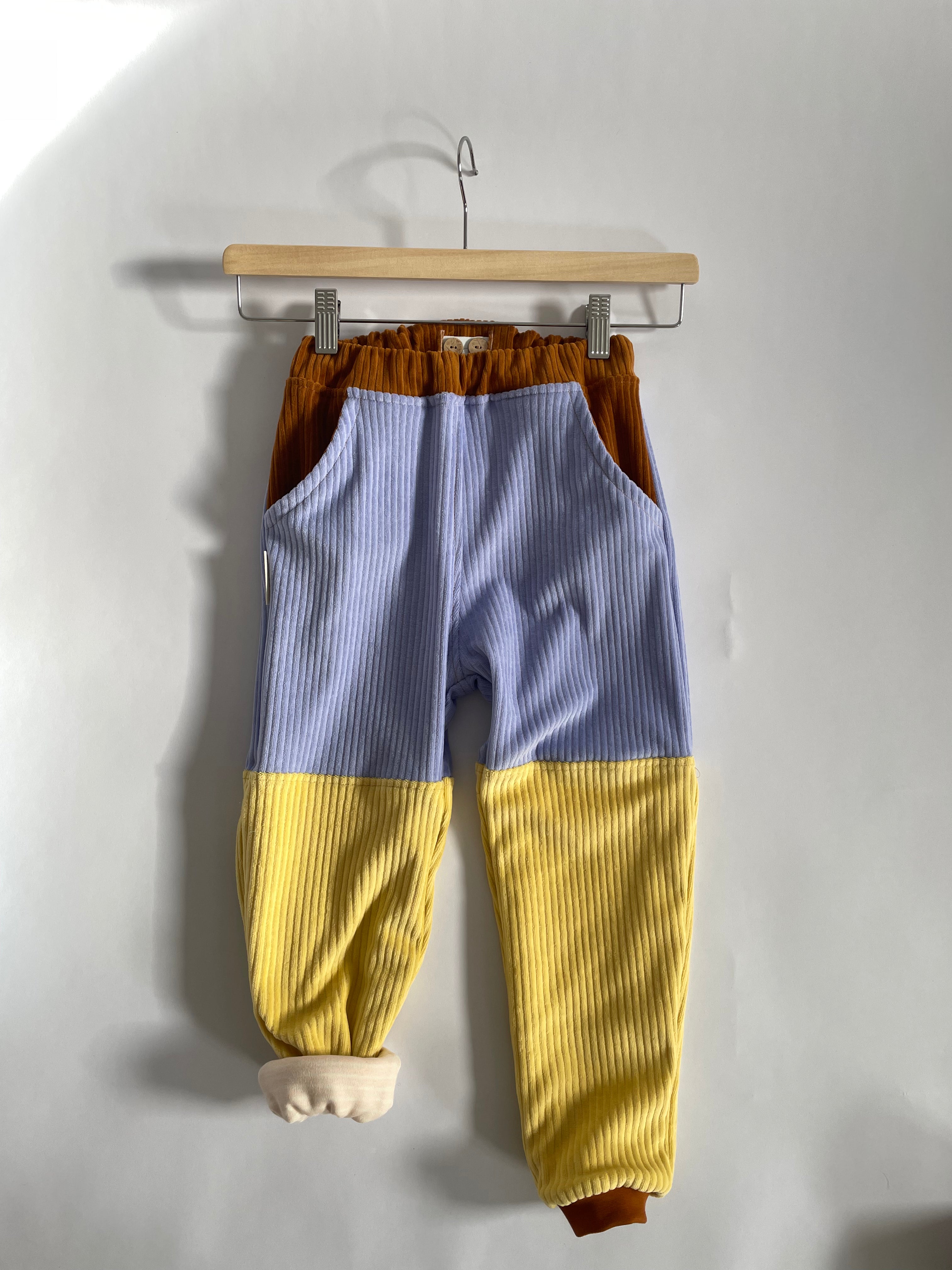 barnbux-mitwachsende-kinderhose-cordnicki-Lavendel-zitrone