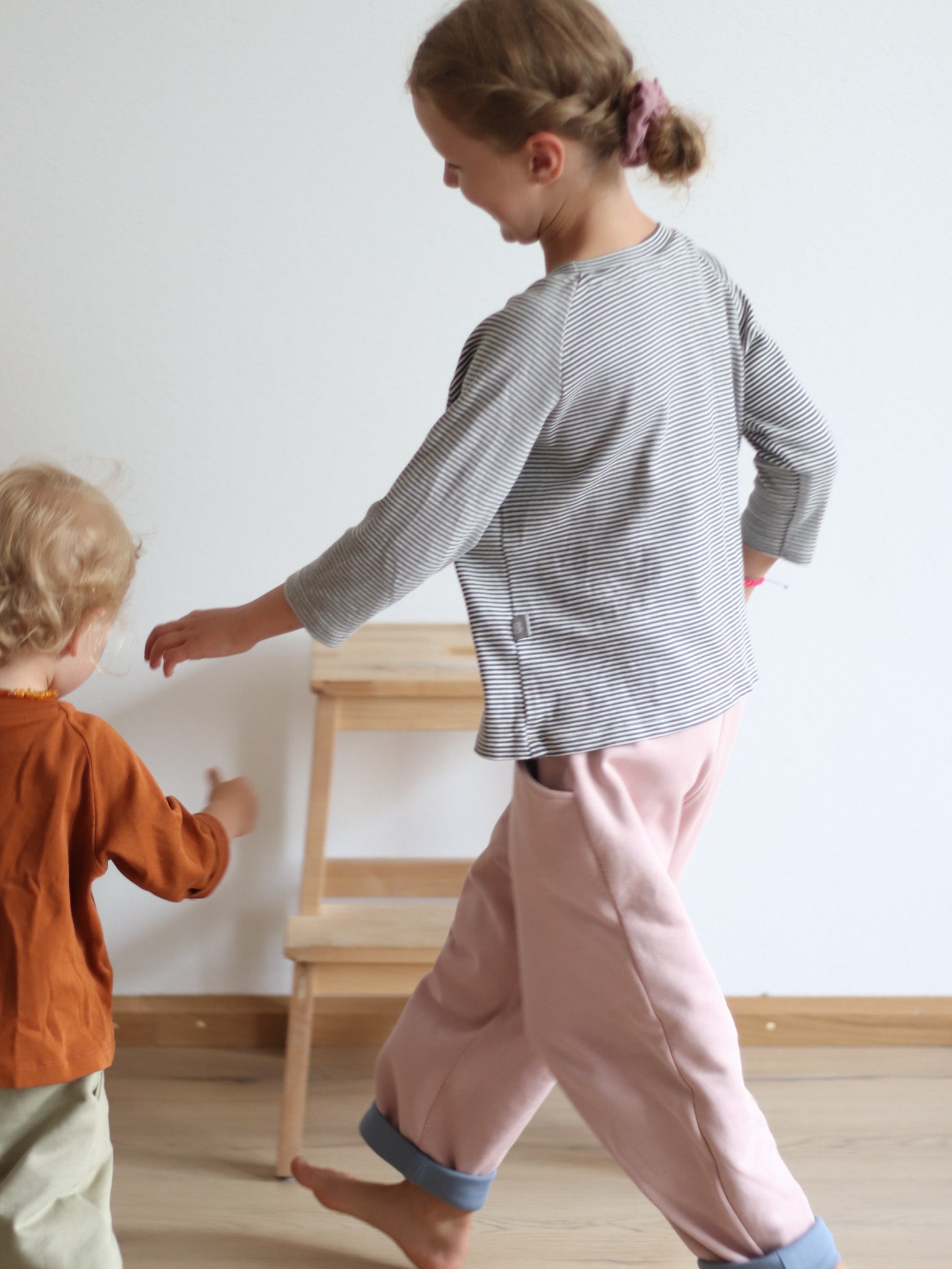 Bio Kindermode Mitwachshose Kuschelsweat Altrosa Steinblau | BARNBUX