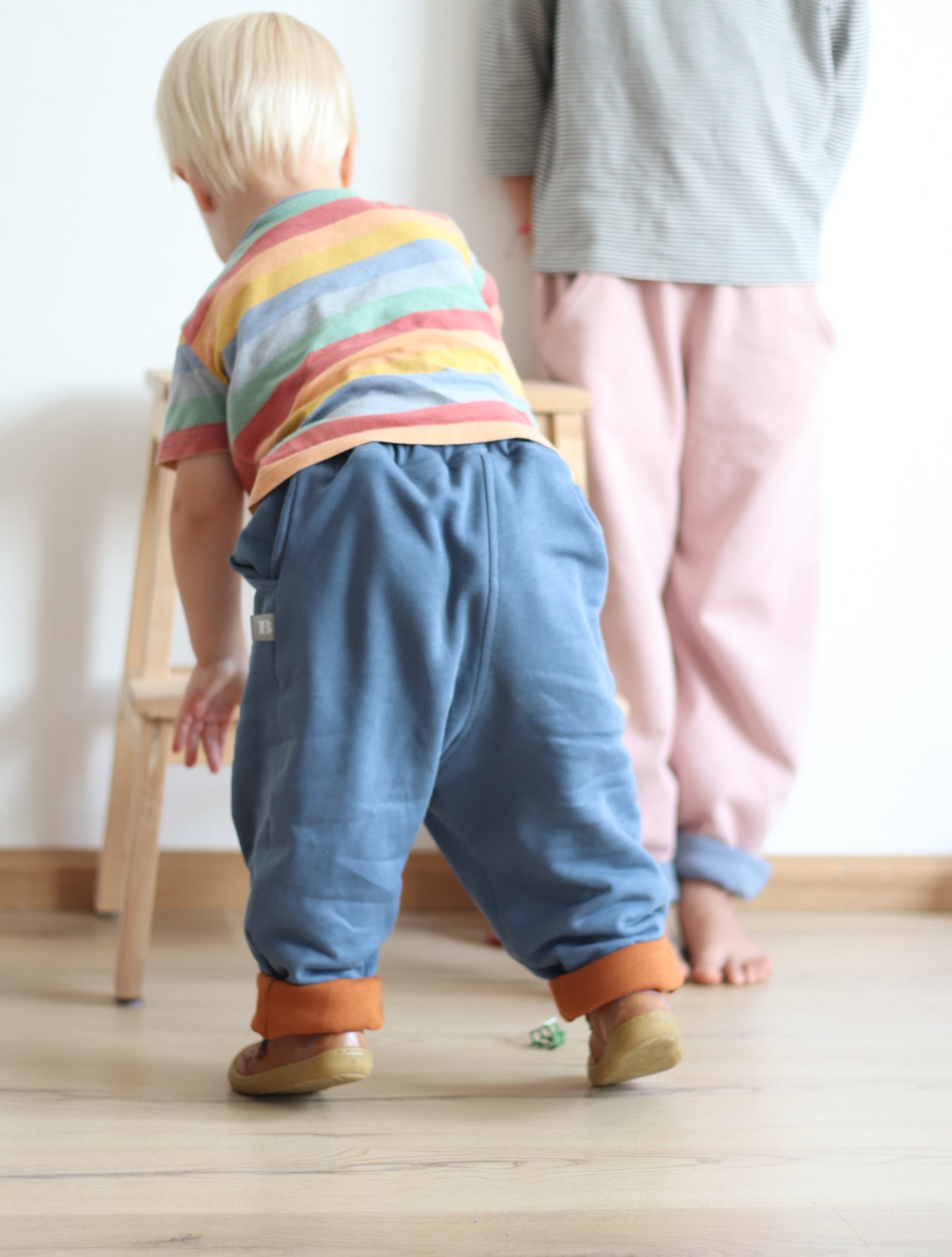 Bio Kindermode Mitwachshose Kuschelsweat Steinblau Rost | BARNBUX