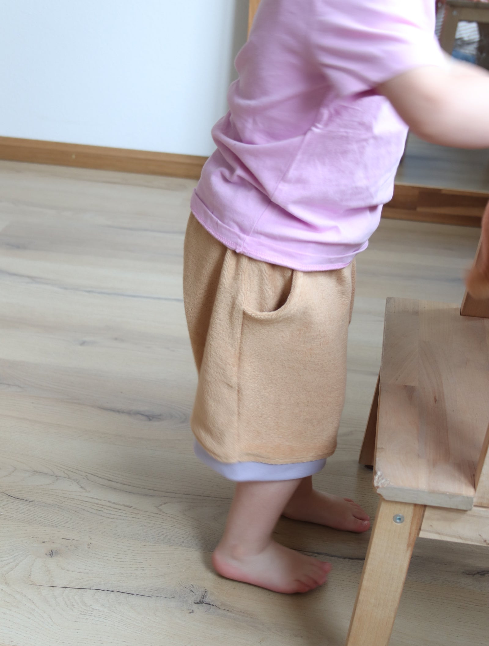 Faire Kindermode kurze Mitwachshose Karamell Lavendel