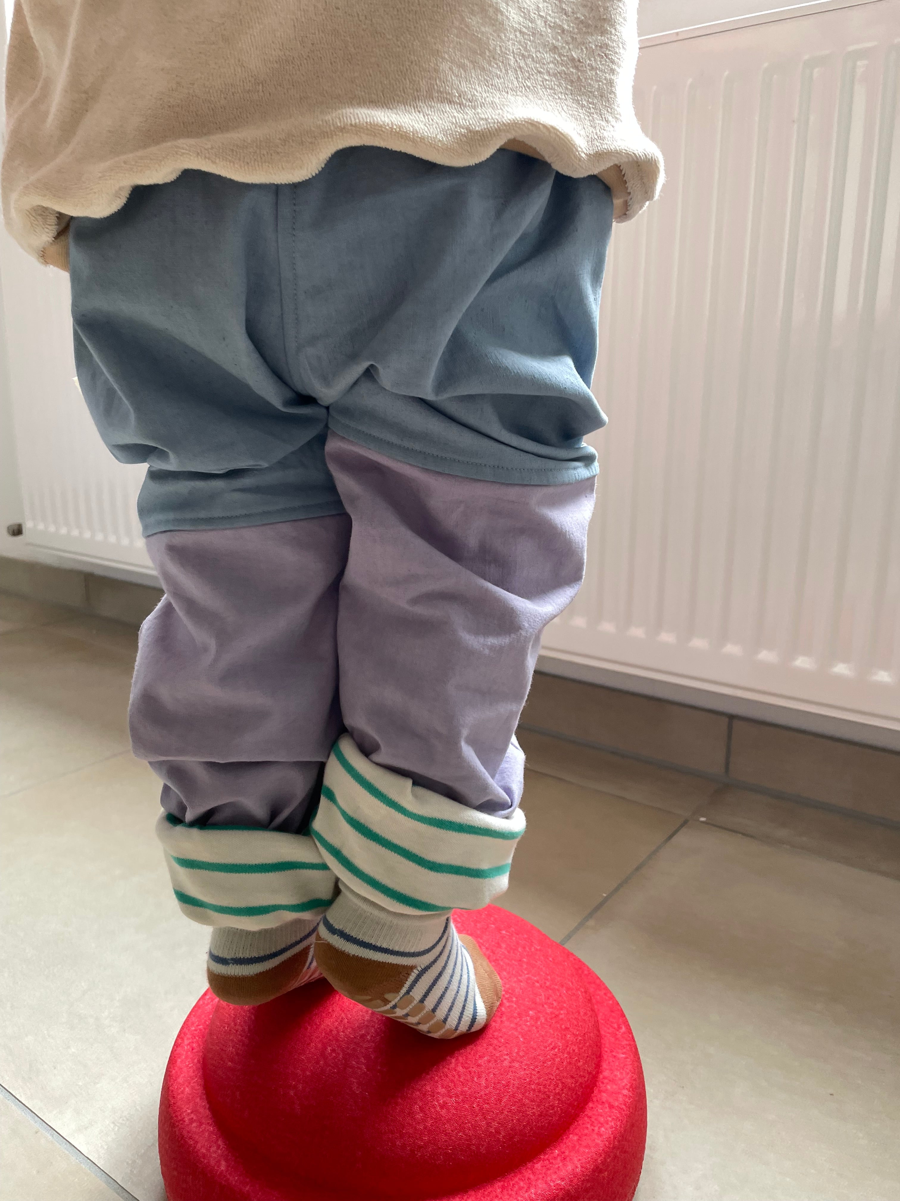 mitwachsende Upcycling Kinderhose Steinblau Lavendel |  BARNBUX