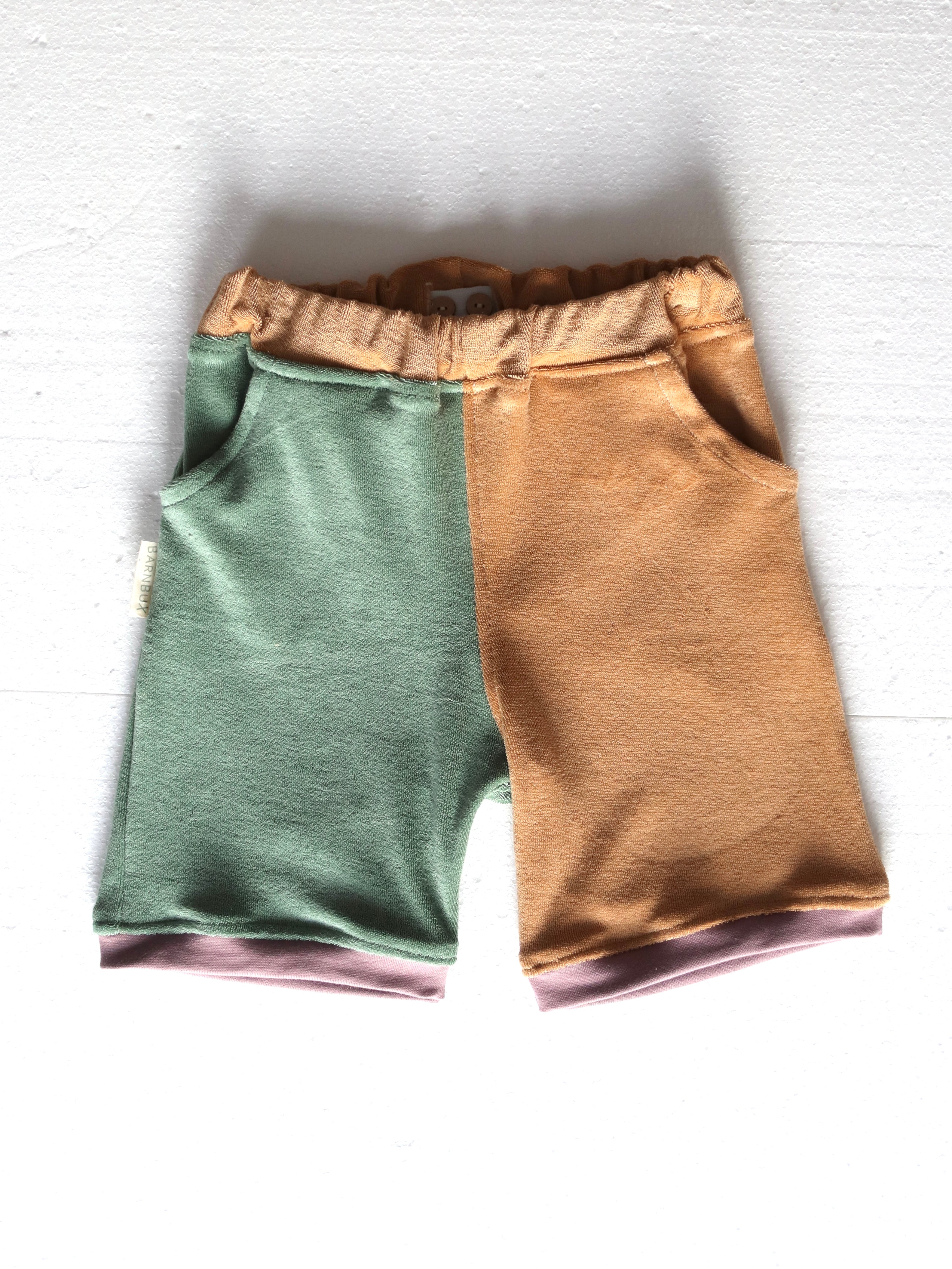 Kurze Mitwachshose Colorblock Eukalyptus Karamel