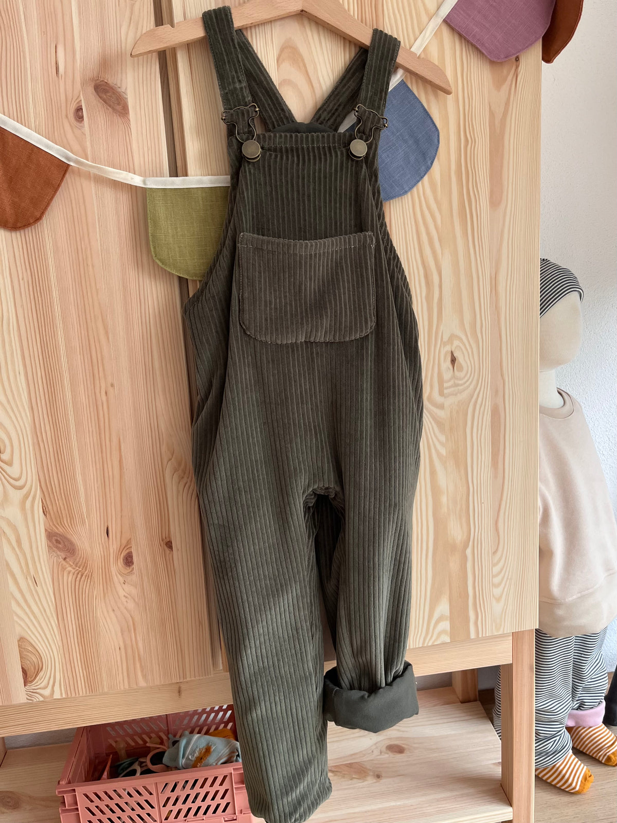 mitwachsende Latzhose mit krempelbündchen khaki barnbux