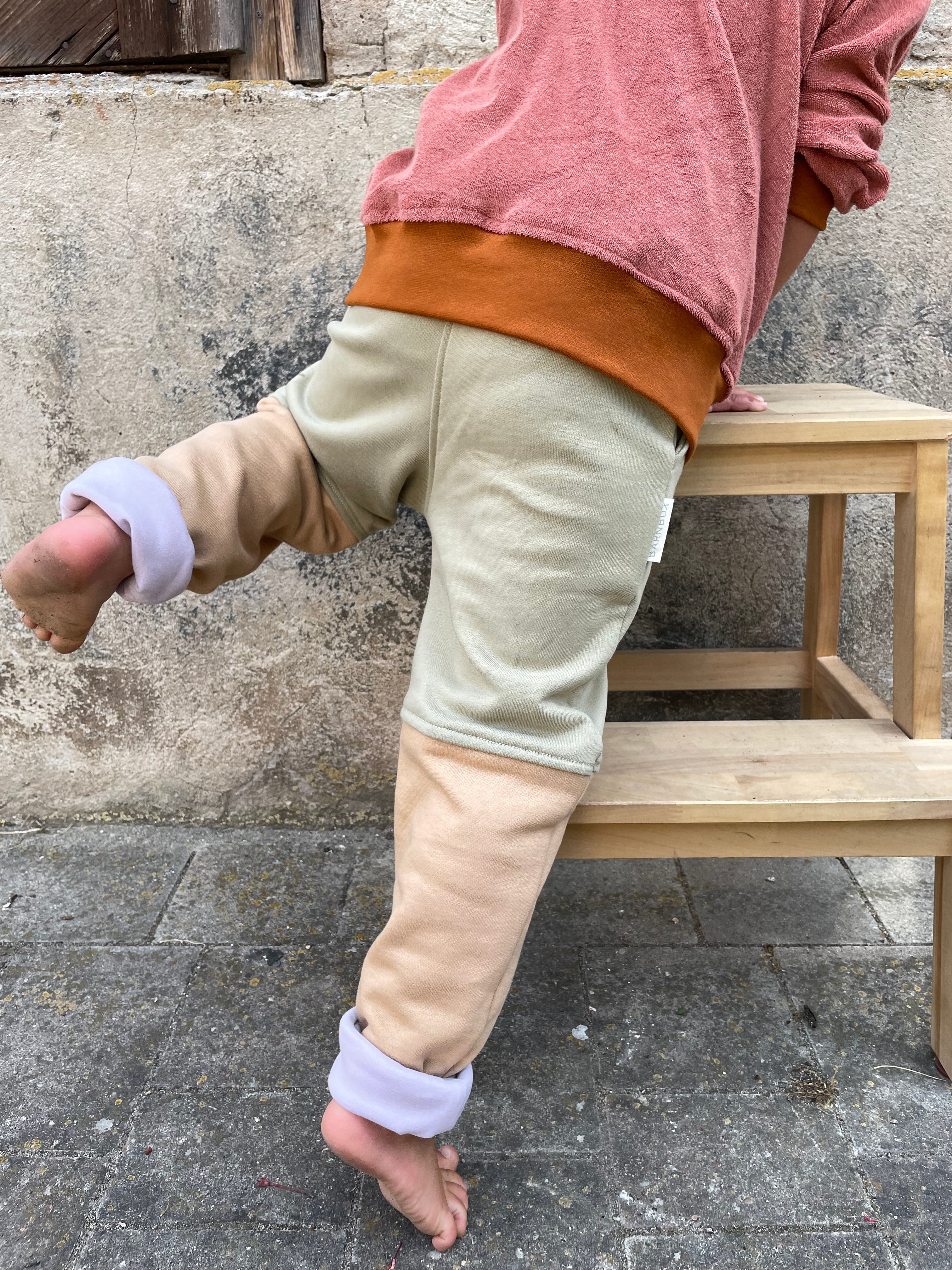 mitwachsende Kinderhose Kuschelsweat Pistazie Lavendel 