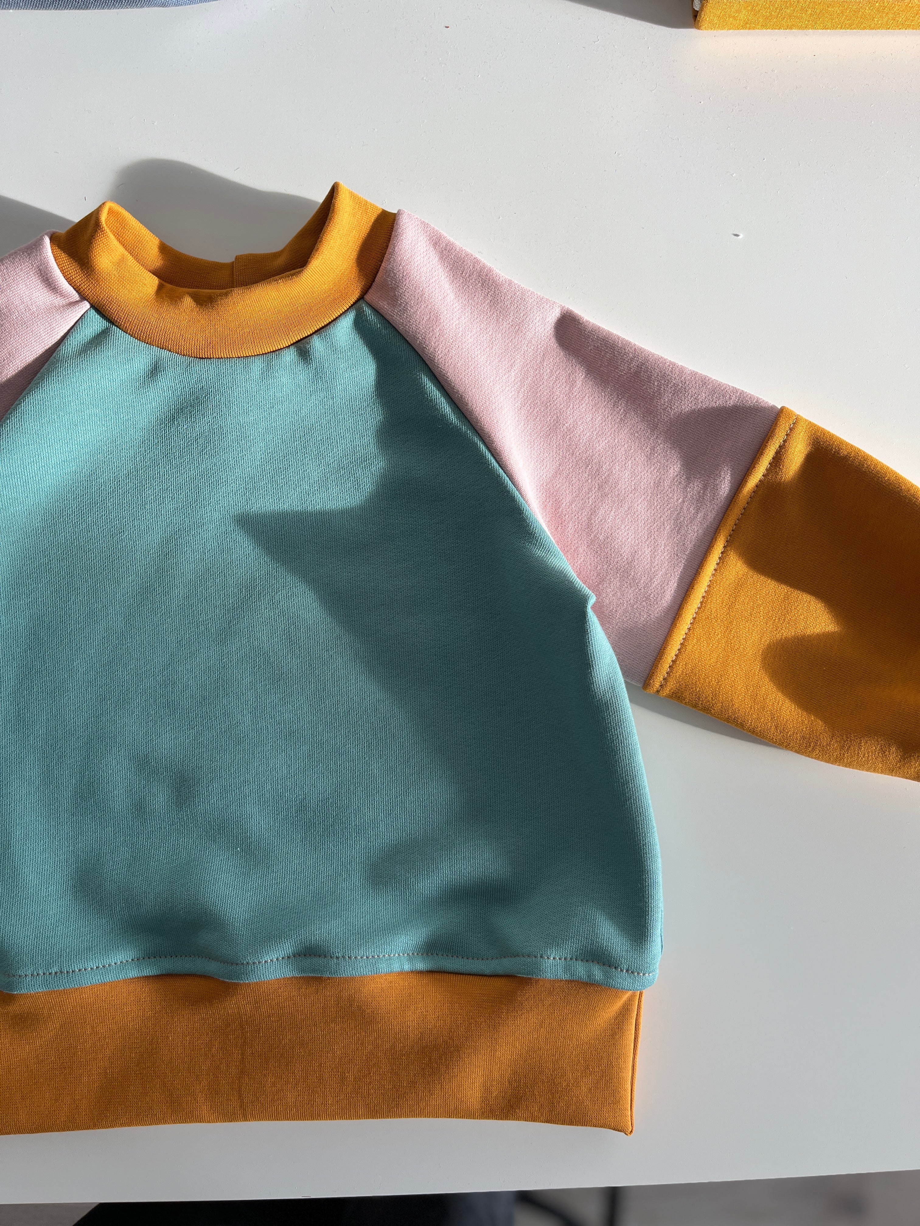 mitwachsender-fairer-pulli-kinder